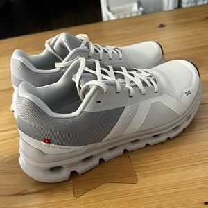 On cloudrunner women’s sneaker